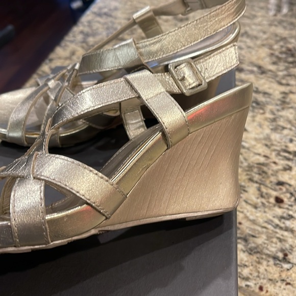 Kenneth Cole Reaction size 6.5 champagne metallic strappy wedge sandals. - Picture 5 of 5